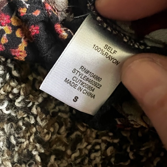 Chloe & Katie Black Floral Blouse - Picture 9 of 9